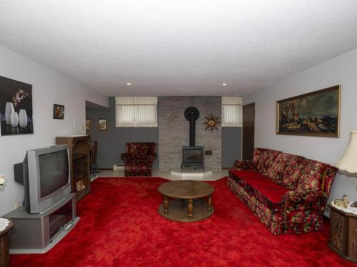 149 Masters Street, Thunder Bay, ON - Indoor Photo Showing Living Room With Fireplace
