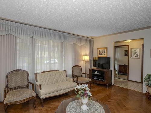 149 Masters Street, Thunder Bay, ON - Indoor Photo Showing Living Room