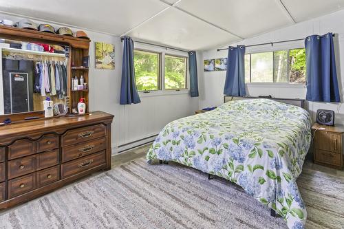 5510 Duck Creek Road, Wynndel, BC - Indoor Photo Showing Bedroom