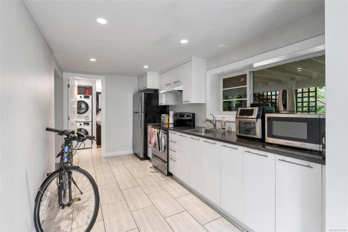 3910 Hobbs St, Saanich, BC 