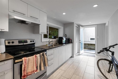3910 Hobbs St, Saanich, BC 