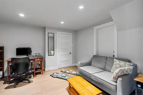 3910 Hobbs St, Saanich, BC 