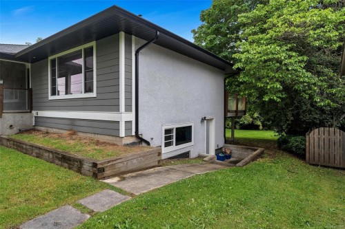 3910 Hobbs St, Saanich, BC 