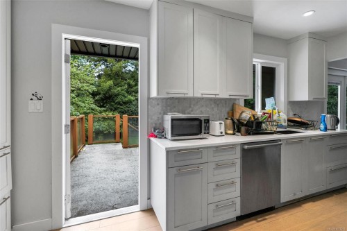 3910 Hobbs St, Saanich, BC 