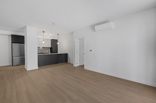 Salon - 104-35 Boul. Brunswick, Dollard-Des-Ormeaux, QC - Indoor Photo Showing Kitchen
