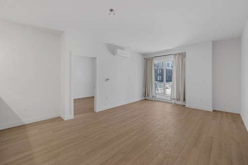 Salon - 104-35 Boul. Brunswick, Dollard-Des-Ormeaux, QC - Indoor Photo Showing Other Room