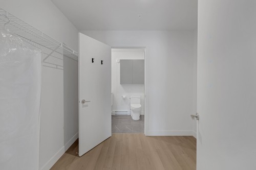 Penderie (Walk-in) - 104-35 Boul. Brunswick, Dollard-Des-Ormeaux, QC - Indoor