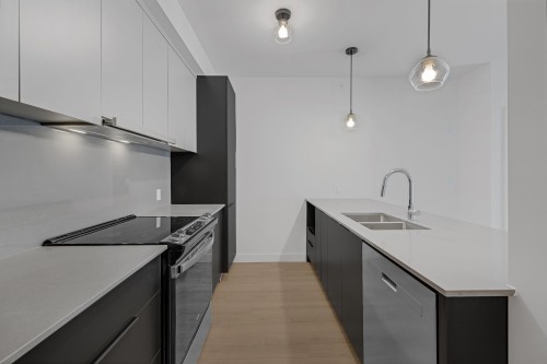 Cuisine - 104-35 Boul. Brunswick, Dollard-Des-Ormeaux, QC - Indoor Photo Showing Kitchen With Double Sink With Upgraded Kitchen