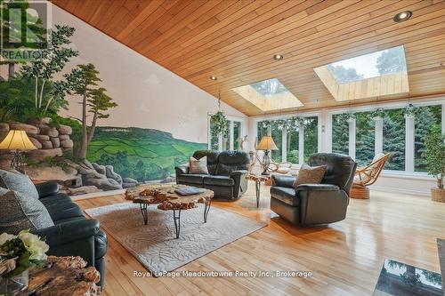 5590 Steeles Avenue W, Milton, ON - Indoor Photo Showing Living Room