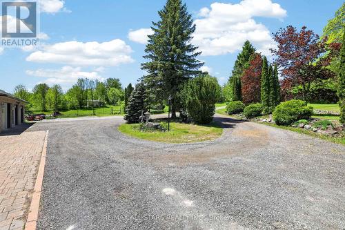 Circular drive & ample parking - 10655 Sideroad 17, Brock, ON 