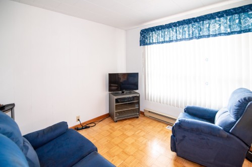 Salon - 335 Rue De L'Église, Saint-Bruno-De-Kamouraska, QC 