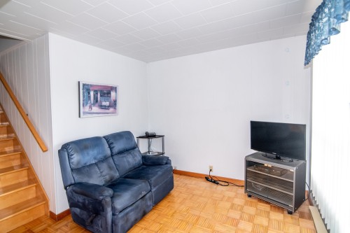 Salon - 335 Rue De L'Église, Saint-Bruno-De-Kamouraska, QC 