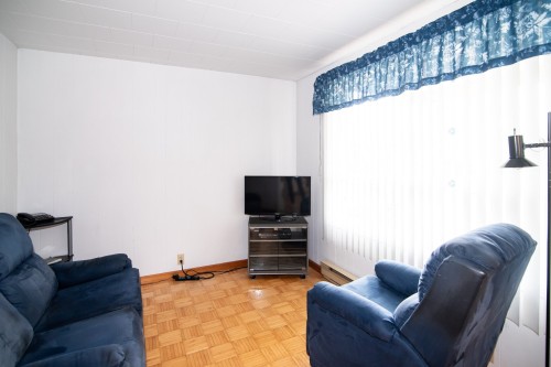 Salon - 335 Rue De L'Église, Saint-Bruno-De-Kamouraska, QC 