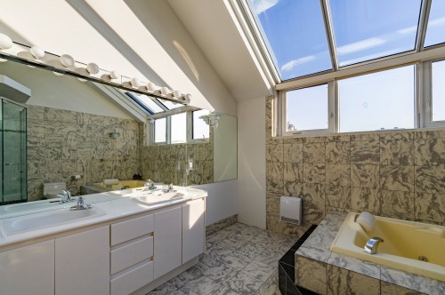 Salle de bains attenante à la CCP - 7935 Rue Rostand, Brossard, QC - Indoor Photo Showing Bathroom