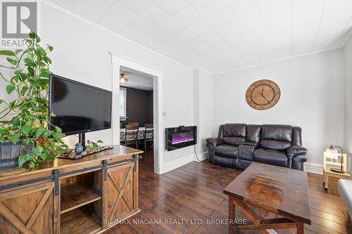 4919 Huron Street, Niagara Falls (Cherrywood), ON - Indoor Photo Showing Living Room