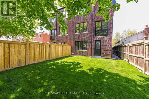 956 Fourth Street, Mississauga, ON - Indoor Photo Showing Kitchen With Stainless Steel Kitchen