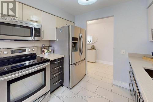 Ph208 - 81 Townsgate Drive, Vaughan, ON - Indoor Photo Showing Kitchen