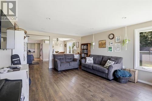 540 Smith Rd, Desbarats, ON - Indoor Photo Showing Living Room