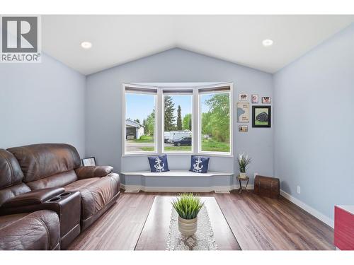 2102 Quartz Road, Quesnel, BC - Indoor Photo Showing Living Room