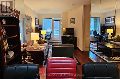 306 - 102 Bloor Street W, Toronto, ON - Indoor Photo Showing Living Room