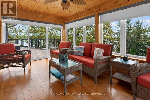 185 Picnic Island Road, Georgian Bay (Baxter), ON - Indoor Photo Showing Living Room