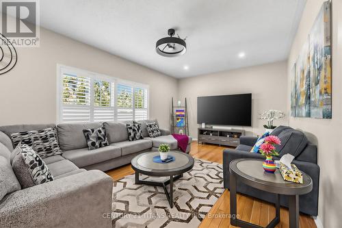 3865 Brinwood Gate, Mississauga, ON - Indoor Photo Showing Living Room