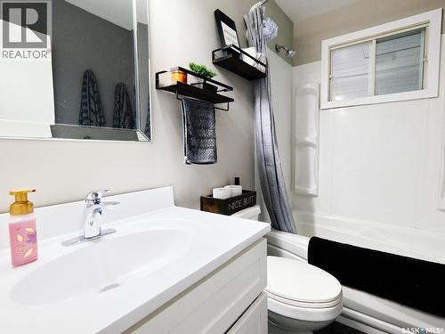 302 7Th Street E, Rosetown, SK - Indoor Photo Showing Bathroom
