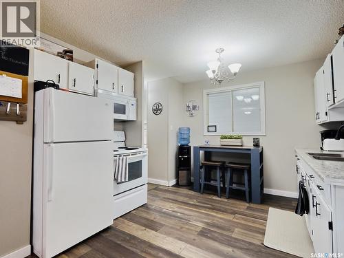 302 7Th Street E, Rosetown, SK - Indoor Photo Showing Kitchen