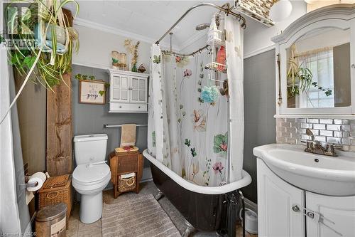 18 King Street Unit# A&B, Cayuga, ON - Indoor Photo Showing Bathroom