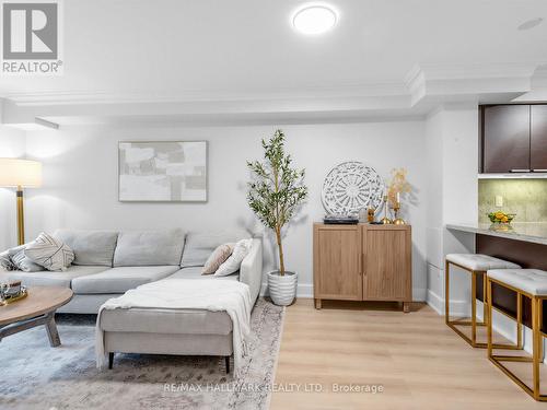 215 - 650 Sheppard Avenue E, Toronto, ON - Indoor Photo Showing Living Room
