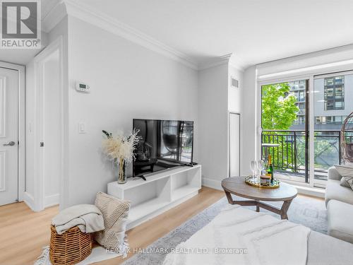 215 - 650 Sheppard Avenue E, Toronto, ON - Indoor Photo Showing Living Room