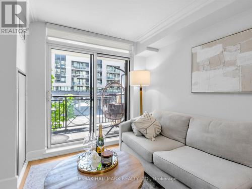 215 - 650 Sheppard Avenue E, Toronto, ON - Indoor Photo Showing Living Room