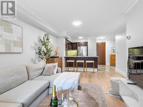 215 - 650 Sheppard Avenue E, Toronto, ON - Indoor Photo Showing Living Room