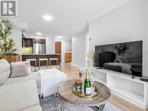 215 - 650 Sheppard Avenue E, Toronto, ON - Indoor Photo Showing Living Room