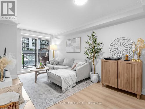 215 - 650 Sheppard Avenue E, Toronto, ON - Indoor Photo Showing Living Room