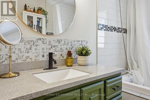 146 Park Row S, Hamilton, ON - Indoor Photo Showing Bathroom