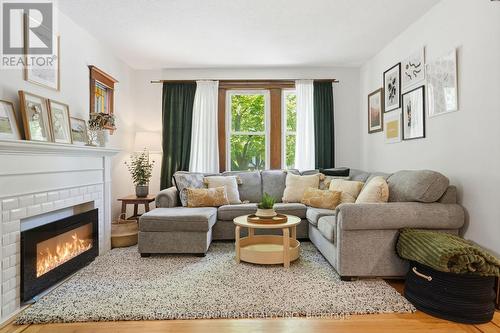 146 Park Row S, Hamilton, ON - Indoor Photo Showing Living Room With Fireplace