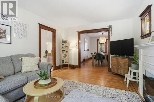 146 Park Row S, Hamilton, ON - Indoor Photo Showing Living Room
