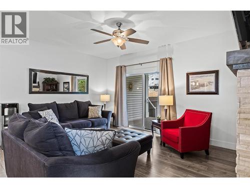 Spacious Great-Room with access to Back-Yard - 827 Juniper Road, Kelowna, BC - Indoor Photo Showing Living Room