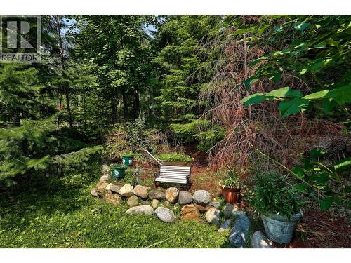 7280 Birch Close, Anglemont, BC - Outdoor