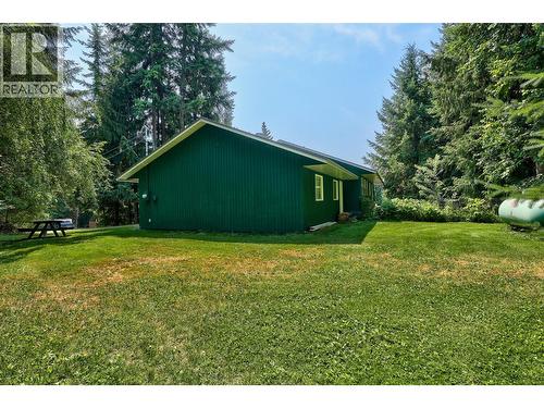 7280 Birch Close, Anglemont, BC - Outdoor