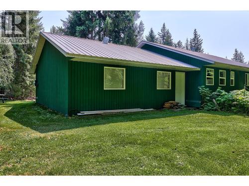 7280 Birch Close, Anglemont, BC - Outdoor