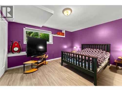 7280 Birch Close, Anglemont, BC - Indoor Photo Showing Bedroom