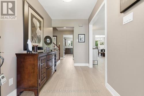 2580 Homelands Drive, Mississauga, ON - Indoor Photo Showing Living Room