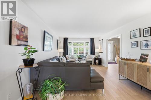 2580 Homelands Drive, Mississauga, ON - Indoor Photo Showing Living Room