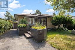 201 SOUTHLAWN AVENUE Oshawa, ON L1H 3Y5