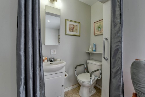 Salle d'eau - 138 Rue Alexandre, Rosemère, QC - Indoor Photo Showing Bathroom