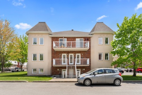 1222 Rue Notre-Dame-de-Fatima  Laval (Pont-Viau), QC H7G 4Y5