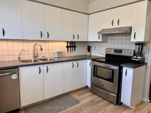 602 Gibney Crescent, Newmarket, ON - Indoor Photo Showing Kitchen With Stainless Steel Kitchen With Double Sink
