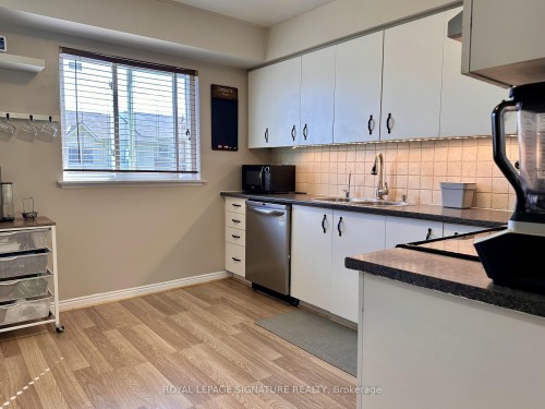 602 Gibney Crescent, Newmarket, ON - Indoor Photo Showing Kitchen With Double Sink